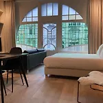 公寓 Historic 3 Bedroom Art-nouveau With Airconditioning - Walk To Station Sint-pieters & Close To Centre 根特