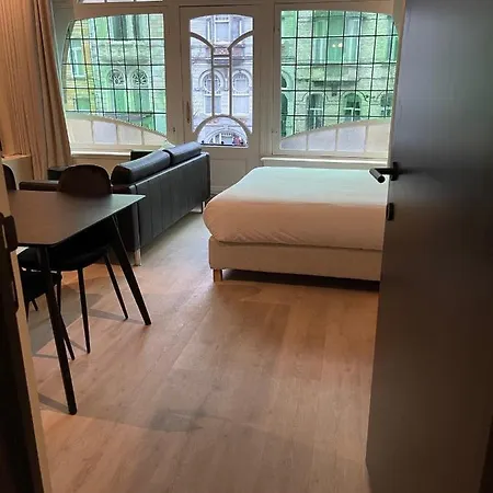 Historic 3 Bedroom Art-nouveau With Airconditioning - Walk To Station Sint-pieters & Close To Centre Lägenhet Gent