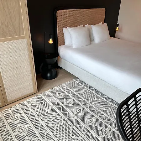 Historic 3 Bedroom Art-nouveau With Airconditioning - Walk To Station Sint-pieters & Close To Centre Apartment *