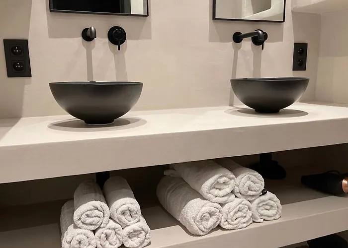 Historic 3 Bedroom Art-nouveau With Airconditioning - Walk To Station Sint-pieters & Close To Centre *