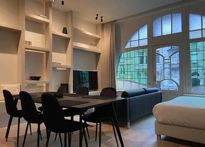 Historic 3 Bedroom Art-nouveau With Airconditioning - Walk To Station Sint-pieters & Close To Centre Daire