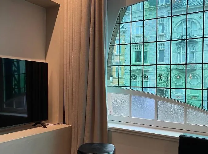 Apartment Historic 3 Bedroom Art-nouveau With Airconditioning - Walk To Station Sint-pieters & Close To Centre Ghent