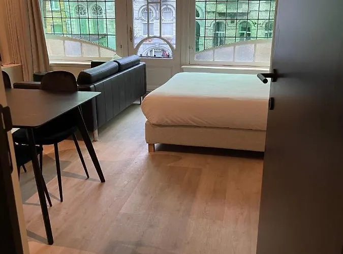 Historic 3 Bedroom Art-nouveau With Airconditioning - Walk To Station Sint-pieters & Close To Centre Daire Gent