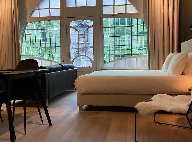 Historic 3 Bedroom Art-nouveau With Airconditioning - Walk To Station Sint-pieters & Close To Centre Daire