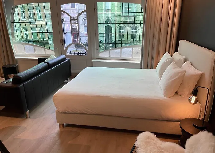 Daire Historic 3 Bedroom Art-nouveau With Airconditioning - Walk To Station Sint-pieters & Close To Centre *