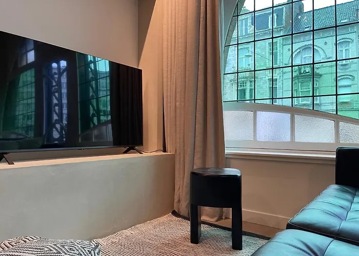 Historic 3 Bedroom Art-nouveau With Airconditioning - Walk To Station Sint-pieters & Close To Centre Daire *