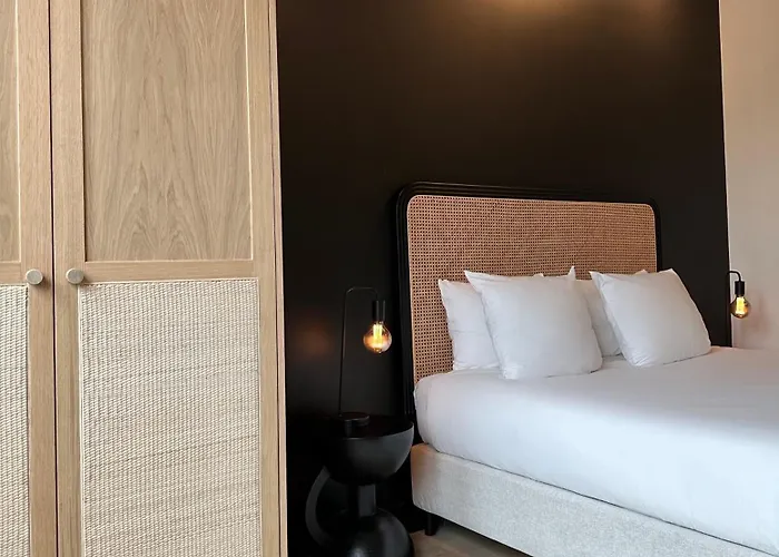 Historic 3 Bedroom Art-nouveau With Airconditioning - Walk To Station Sint-pieters & Close To Centre Daire *