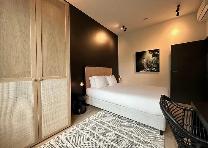 Historic 3 Bedroom Art-nouveau With Airconditioning - Walk To Station Sint-pieters & Close To Centre Daire Gent