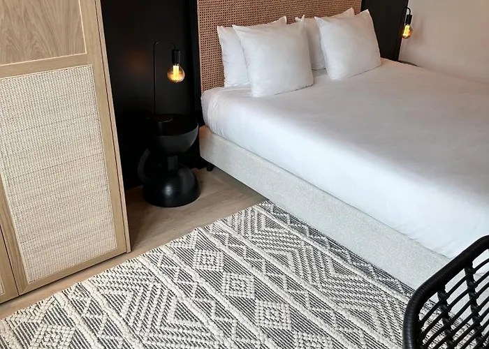 Historic 3 Bedroom Art-nouveau With Airconditioning - Walk To Station Sint-pieters & Close To Centre Apartment *