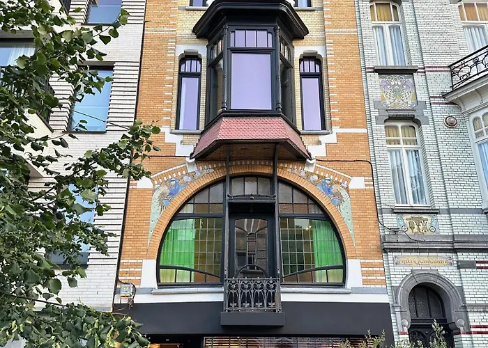 Historic 3 Bedroom Art-nouveau With Airconditioning - Walk To Station Sint-pieters & Close To Centre *