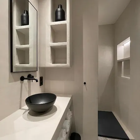 3 Bedroom Art-nouveau With Free Parking Apartment