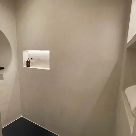 3 Bedroom Art-nouveau With Free Parking Apartment *