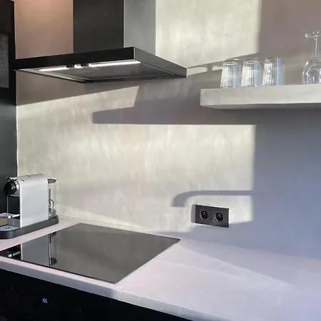 Apartment 3 Bedroom Art-nouveau With Free Parking *