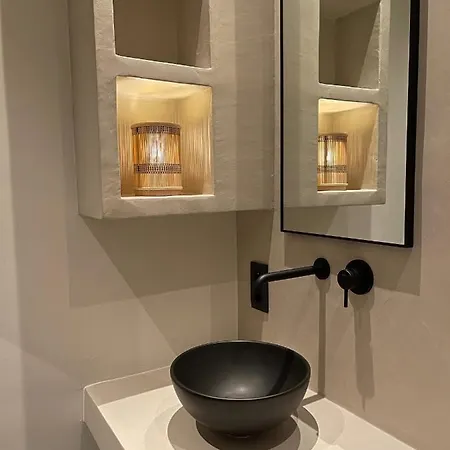 3 Bedroom Art-nouveau With Free Parking