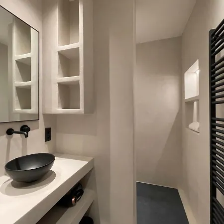 Apartment 3 Bedroom Art-nouveau With Free Parking