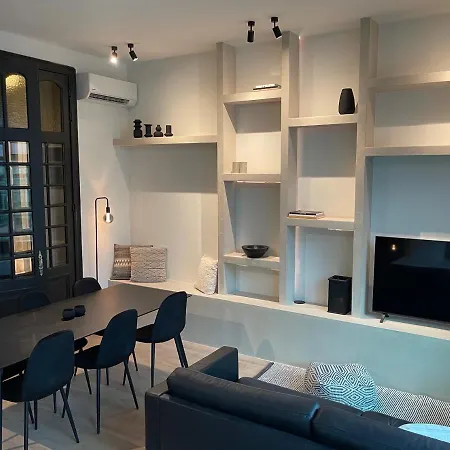 Apartment 3 Bedroom Art-nouveau With Free Parking