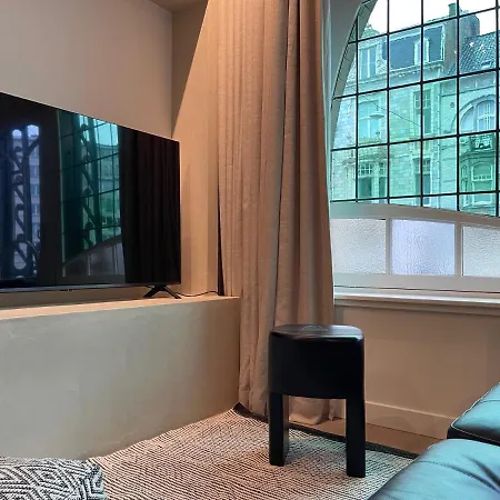 3 Bedroom Art-nouveau With Free Parking Apartment *