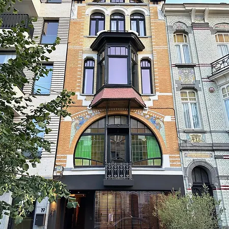Historic 3 Bedroom Art-nouveau With Airconditioning - Walk To Station Sint-pieters & Close To Centre *